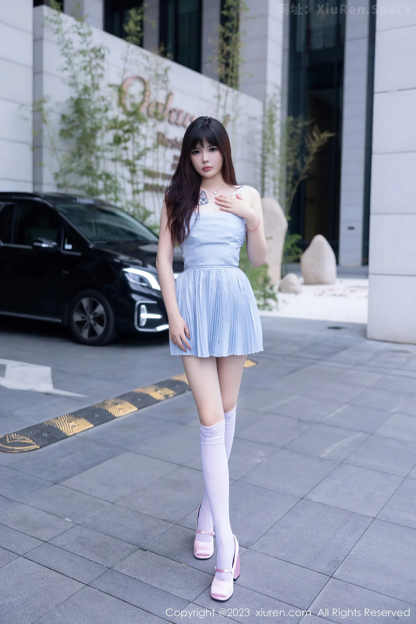 图片[2]-[XiuRen秀人网]VOL.7266 模特Arude薇薇性感淡蓝色连衣短裙配白丝袜秀曼妙身姿诱惑写真69P-秀人网官方网站